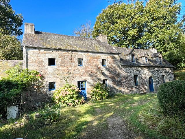Huis te koop in BERRIEN 29690 Finistère Bretagne France: Karakteristieke woning met 6 slaapkamers en potentiële bedrijfsruimte (te renoveren) op een perceel van 6900 m². Deze karakteristieke woning op het platteland biedt ruimte, flexibiliteit en volop po...