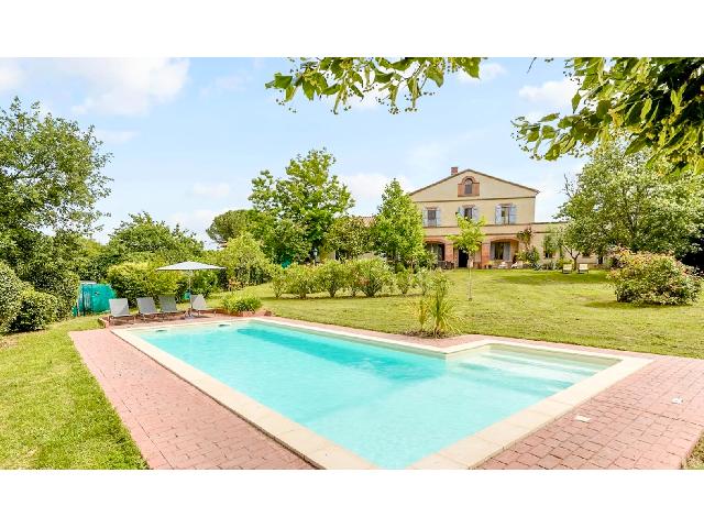 Huis te koop in GRENADE 31330 Haute-Garonne Midi-Pyrénées France: Landhuis met gastenverblijf. Gelegen in een charmant dorp op slechts 35 minuten van Toulouse en de internationale luchthaven, biedt dit volledig gerestaureerde 17e-eeuwse stenen landhuis, voorheen de ...