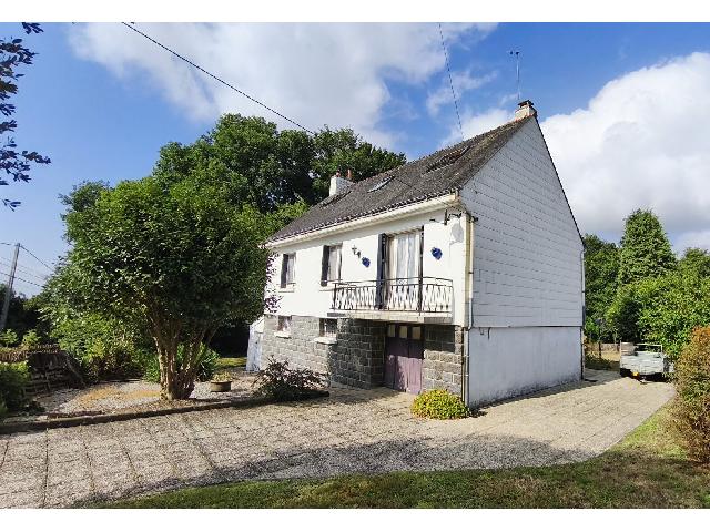 Huis te koop in LOCMALO 56160 Morbihan Bretagne France: Vrijstaande woning met vier slaapkamers, inpandige garage en kelder. Gelegen in een rustige en gewilde woonwijk, op korte loopafstand van het centrum van Guémené-sur-Scorff, biedt deze ruime vrijsta...
