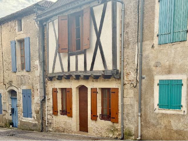 Huis te koop in PUY L'ÉVÊQUE 46700 Lot Midi-Pyrénées France: Gerestaureerd dorpshuis met 3 slaapkamers. De woning is gelegen in het middeleeuwse dorp Puy-l'Évêque, dat trots uitkijkt over de rivier de Lot.<br />
De woonruimtes zijn volledig gerenoveerd, maar de be...