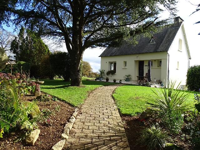 Huis te koop in CALLAC 22160 Côtes-d'Armor Bretagne France: Vrijstaande woning met 2 slaapkamers, gelegen aan de rand van het dorp Plourac'h. Een prachtige kans om een ​​vrijstaande woning met 2 slaapkamers te kopen. De woning beschikt over 2 woonkamers pl...