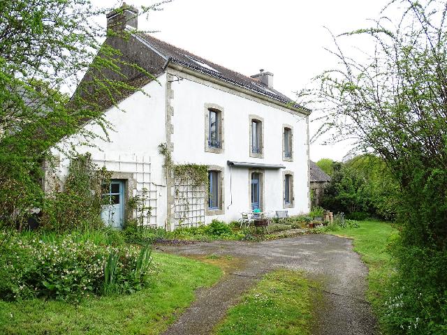Huis te koop in GUISCRIFF 56560 Morbihan Bretagne France: Een prachtige woning met 3 slaapkamers, een prachtige tuin en bijgebouwen. Deze woning straalt karakter uit! De woning is smaakvol gerenoveerd en de huidige eigenaar heeft geprobeerd veel van de origi...