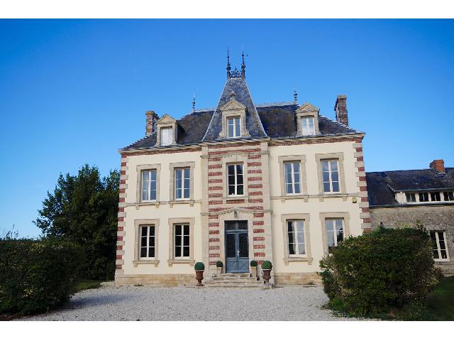 Huis te koop in VIERVILLE SUR MER 14710 Calvados Basse-Normandie France: Luxe landhuis met bijgebouwen op een terrein van meer dan 1 hectare, vlakbij Omaha Beach. Dit prachtige, goed gepresenteerde pand dateert uit de late 19e eeuw en heeft talloze bijgebouwen die talloze ...