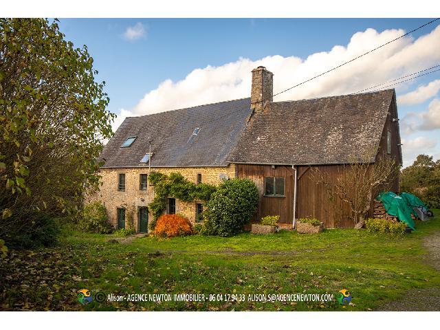 Huis te koop in LA FONTENELLE 35560 Ille-et-Vilaine Bretagne France: 4 slaapkamers, garage, schuur, op een terrein van 5526 m². Sinds 1759 heeft dit prachtige pand de tand des tijds doorstaan, omringd door meer dan 5000 m² eigen grond.<br />
<br />
Gelegen in een rustig landsc...