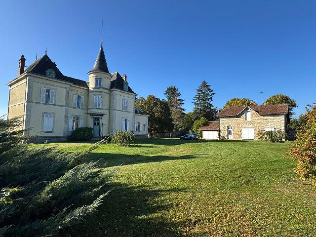 Huis te koop in CHATEAUPONSAC 87290 Haute-Vienne Limousin France: Prachtig kasteel, volledig gerenoveerd en volledig gemeubileerd te koop. Gelegen in het hart van de Limousin, in het charmante stadje Châteauponsac, geniet dit magnifieke kasteel van een indrukwekken...