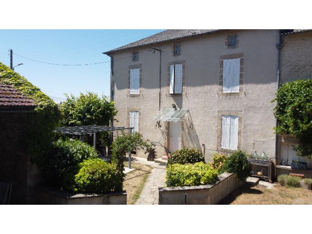 Huis te koop in BESSINES SUR GARTEMPE 87250 Haute-Vienne Limousin France: Prachtige gezinswoning met schuren en ommuurde tuin, nabij Bessines-sur-Gartempe<br />
<br />
Gelegen in een rustig gehucht op slechts 10 minuten van het mooie stadje Bessines-sur-Gartempe, genesteld in de schi...