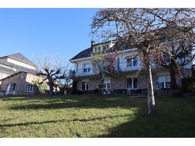 Huis te koop in CORREZE 19800 Corrèze Limousin France: Stenen huis met een prachtig uitzicht, 6 slaapkamers (of 4 en een apart appartement). Garage en werkplaats. Tuin van 1256 m². Prachtig gelegen met uitzicht op het prachtige middeleeuwse stadje Corrè...