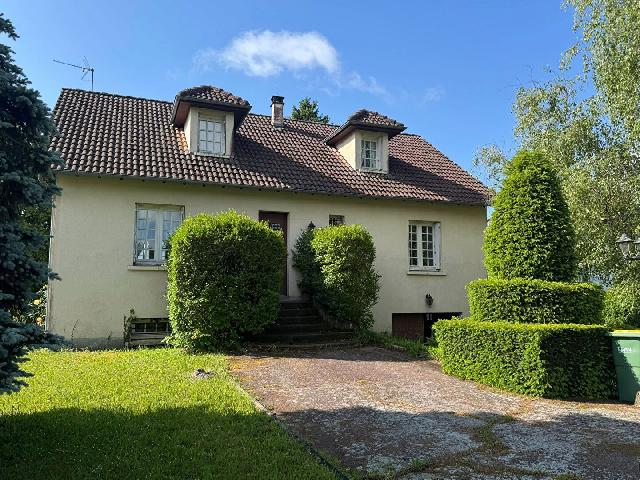 Huis te koop in LAURIERE 87370 Haute-Vienne Limousin France: Charmante gezinswoning met 4 slaapkamers en een prachtig uitzicht over de Monts d'Ambazac. Gelegen aan de rand van het pittoreske dorpje Laurière in het departement Haute-Vienne in de Limousin, biedt...