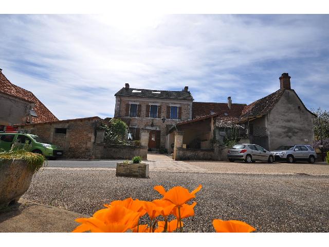 Huis te koop in SAINT JORY LAS BLOUX 24160 Dordogne Aquitaine Frankrijk: Charmant huis met 6 kamers. Ontdek dit prachtige huis in het pittoreske dorpje Saint Jory Las Bloux, Frankrijk. Deze ruime woning beschikt over 6 kamers, waaronder 3 comfortabele slaapkamers, en biedt...