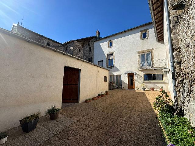 Huis te koop in CHATEAUPONSAC 87290 Haute-Vienne Limousin France: Een verzameling gebouwen in het stadscentrum - Ideaal als woning en investeringspand. Gelegen in het prachtige Châteauponsac, bevindt zich deze prachtige, volledig gerenoveerde verzameling gebouwen m...