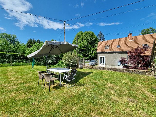 Huis te koop in JOUAC 87890 Haute-Vienne Limousin France: Prachtig, volledig gerenoveerd en gepresenteerd huis met 3 slaapkamers (rand van het dorp). Gelegen aan de rand van een charmant dorp in de Haute-Vienne, aan het einde van een rustig doodlopend wegget...