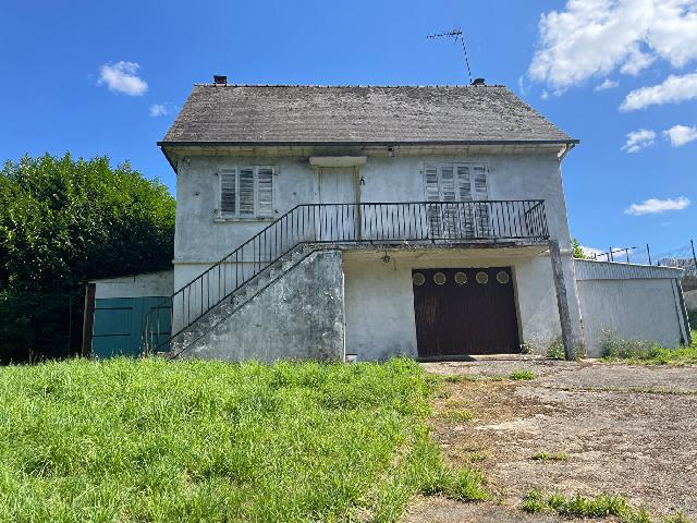 Huis te koop in CARHAIX PLOUGUER 29270 Finistère Bretagne France: Renovatiemogelijkheid. Een woning met twee verdiepingen op een perceel van 870 m² met goede verbindingen. Deze woning biedt een kans voor iedereen die op zoek is naar een volledige renovatie op een z...