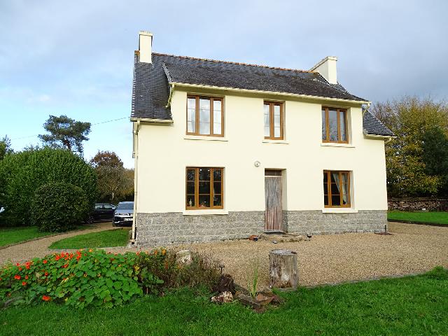 Huis te koop in BOLAZEC 29640 Finistère Bretagne France: Een schitterende vrijstaande woning met 3 slaapkamers en een perceel van 5596 m². Deze schitterende woning heeft onlangs een uitzonderlijke renovatie ondergaan en straalt stijl uit!<br />
Deze vrijstaande...