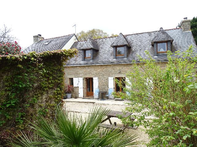 Gîtes/Chambres d'hôtes te koop in&nbsp;LANGONNET 56630 Morbihan Bretagne France: Zwei Steinhäuser mit je 3 Schlafzimmern, beheiztem Pool und über einem Hektar Land. Diese beiden wunderschönen Steinhäuser stehen zum Verkauf und wurden hochwertig renoviert. Das Haupthaus verfüg...