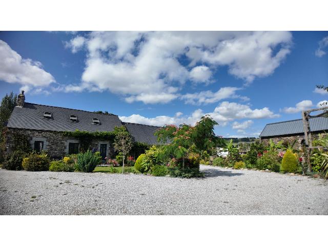 Huis te koop in&nbsp;BON REPOS SUR BLAVET 22570 Côtes-d'Armor Bretagne Frankrijk: Charmant 17e-eeuws huis met modern comfort en eindeloze mogelijkheden. Stap de geschiedenis in met deze prachtig gerenoveerde longère, daterend uit de 17e eeuw en liefdevol gerestaureerd met stijl, s...