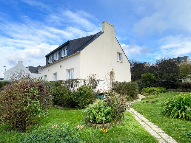 Huis te koop in&nbsp;SAINT NIC 29550 Finistère Bretagne France: Ruime woning met 7 slaapkamers en een aangrenzende studio op loopafstand van het strand. Deze aantrekkelijke woning aan zee in Saint-Nic biedt veel ruimte, uitzicht op zee en uitstekende mogelijkheden...
