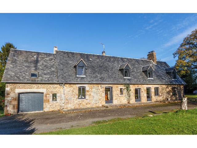 Huis te koop in VILLEDIEU-LES-POELES 50870 Manche Basse-Normandie France: Een stenen huis met 6 slaapkamers op een privélocatie met bijgebouwen en grond. Gelegen op een privélocatie buiten het dorp Villedieu-Les-Poeles, een charmant stenen landhuis met 6 slaapkamers en ee...
