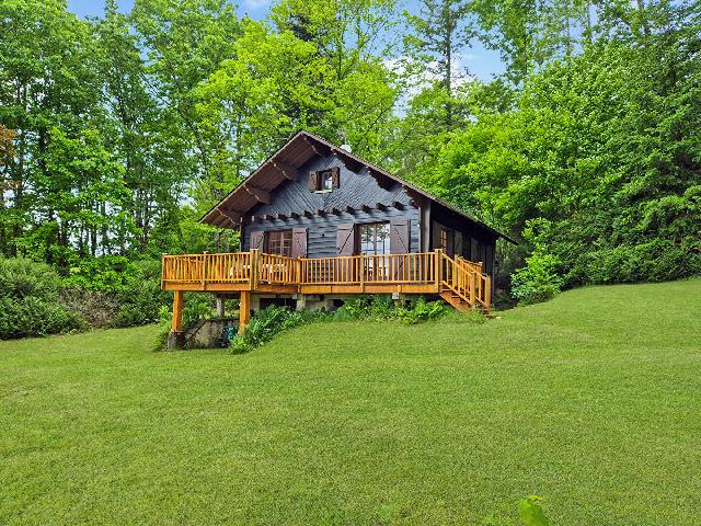 Huis te koop in&nbsp;TREIGNAC 19260 Corrèze Limousin Frankrijk: Prachtig chalet met 2 slaapkamers (mogelijkheid tot 3) en een mooie tuin van 2752 m². Geen directe buren! Gelegen tussen het stadje Treignac en het schitterende meer aan de rand van de stad, vindt u ...