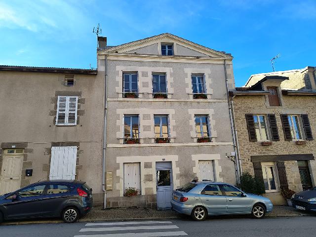 Maison &agrave; vendre &agrave;&nbsp;BESSINES SUR GARTEMPE 87250 Haute-Vienne Limousin France: Grande maison de ville transformée en trois appartements indépendants OPPORTUNITÉ D'INVESTISSEMENT !<br />
Au centre du village de Bessines Sur Gartempe, en Haute-Vienne, se trouve cette grande maison d...