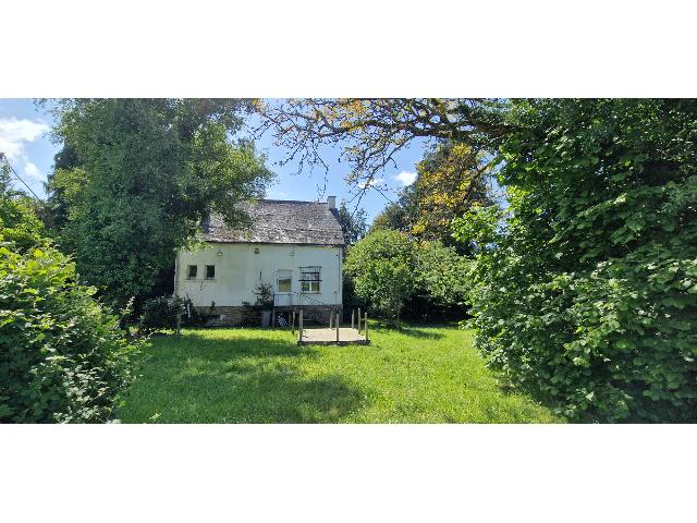 Huis te koop in&nbsp;MOHON 56490 Morbihan Bretagne France: Vrijstaande woning met 3 slaapkamers, sous sol en eigen oprit op een perceel van 6200 m² in Mohon, op slechts 14 minuten van de middeleeuwse stad Josselin met het kanaal en kasteel!<br />
<br />
Deze woning is...