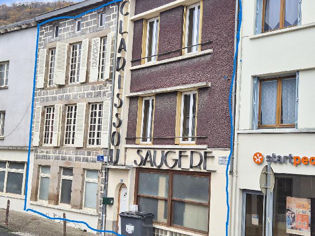 Huis te koop in&nbsp;BORT LES ORGUES 19110 Corrèze Limousin France: Historisch pand met 6 slaapkamers, bijgebouwen, garage en grote binnenplaats. Mogelijkheid tot verdere ontwikkeling. Dit grote pand, gelegen op een toplocatie in het centrum van Bort-les-Orgues, biedt...