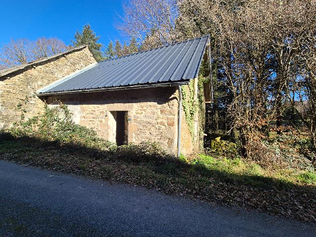 Huis te koop in&nbsp;MADRANGES 19470 Corrèze Limousin France: Stenen huis te renoveren met een perceel van 780m2. Prachtig gelegen aan de rand van een gehucht in de gemeente Madranges, bevindt zich dit charmante stenen huis met een woonoppervlakte van 32,9m2 op ...