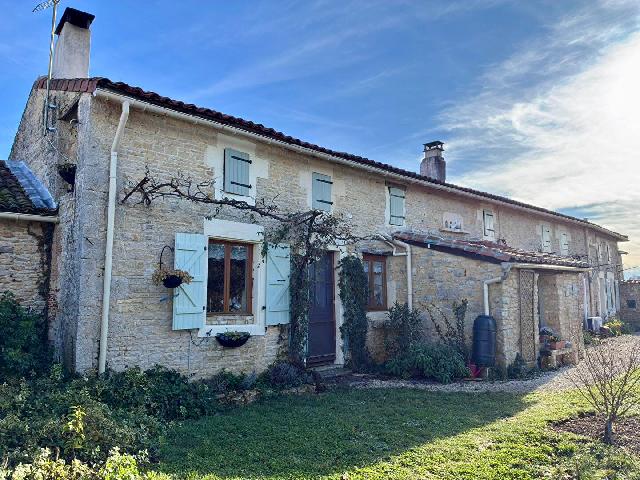 Huis te koop in&nbsp;POURSAC 16700 Charente Poitou-Charentes France: Stenen huis, bijgebouw, schuur - 13 kamers Prachtig vrijstaand stenen pand met bijgebouw, schuur en uitzicht over het landschap.<br />
<br />
Gelegen op een rustige, landelijke locatie met een open uitzicht ove...