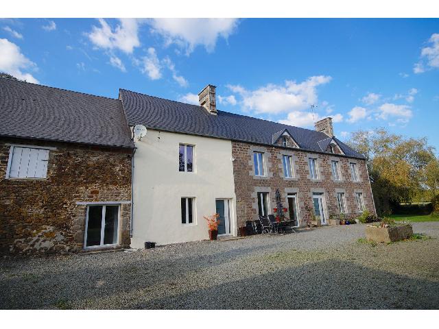 Huis te koop in&nbsp;BOURGVALLEES 50750 Manche Basse-Normandie France: Ruim, prachtig gerenoveerd familiehuis met apart bijgebouw net ten zuiden van Saint-Lô. Deze fantastische, recent gerenoveerde stenen gezinswoning beschikt over een apart bijgebouw met één slaapkam...