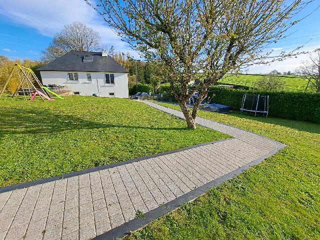 Haus zu verkaufen in&nbsp;CHATEAUNEUF DU FAOU 29520 Finistère Bretagne Frankreich: Renoviertes Haus mit Ausbaupotenzial, großem Büro, Garage und Garten. Am Rande des charmanten Dorfes Châteauneuf-du-Faou gelegen, ist dieses renovierte 2-Zimmer-Haus bezugsfertig und bietet hervorr...