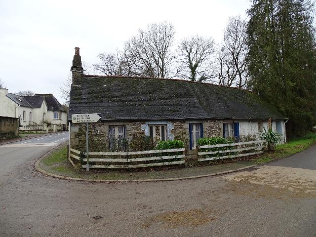 Haus zu verkaufen in&nbsp;PLUSSULIEN 22320 Côtes-d'Armor Bretagne Frankreich: Ein freistehendes Haus mit 3 Schlafzimmern in fußläufiger Entfernung zum Dorf Plussulien, das modernisiert werden muss. Dies ist eine fantastische Gelegenheit, dieses freistehende Haus mit 3 Schlafz...