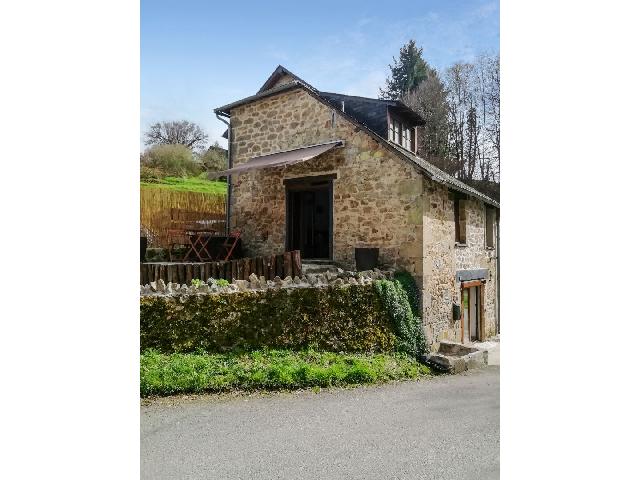 Haus zu verkaufen in&nbsp;TREIGNAC 19260 Corrèze Limousin Frankreich: Hübsches Steinhaus mit 1 Schlafzimmer und Innenhof. Am Rande des malerischen Städtchens Treignac, mit dem sanften Rauschen der Vèzère im Ohr, liegt dieses charmante Steinhaus mit einem Schlafzimme...