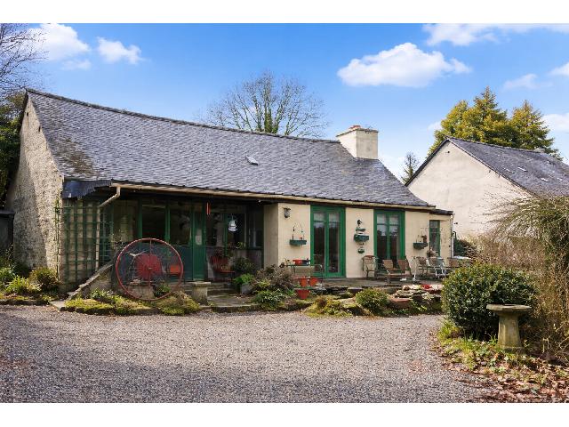 Maison &agrave; vendre &agrave;&nbsp;SAINTE TREPHINE 22480 Côtes-d'Armor Bretagne France: Maison indépendante en pierre de 2 chambres située dans le village de Sainte-Tréphine Ce magnifique cottage de deux chambres a été restauré avec soin et attention. La maison dispose d'un garage ...
