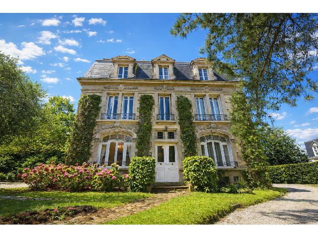 Huis te koop in&nbsp;COUTANCES 50200 Manche Basse-Normandie France: Elegantes Herrenhaus mit 6 Schlafzimmern im Herzen von Coutances. Dieses elegante Anwesen mit sechs Schlafzimmern befindet sich in idealer Lage im Herzen von Coutances, nur wenige Gehminuten von Gesch...