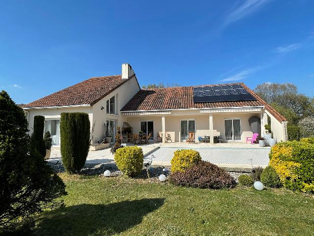 Huis te koop in&nbsp;LIMOGES 87000 Haute-Vienne Limousin Frankrijk: Vrijstaande woning met 4 slaapkamers, zwembad en 2 hectare tuin in de buurt van Limoges. Fantastische locatie! In een gehucht op slechts 20 minuten van het centrum van Limoges en 12 minuten van de luc...
