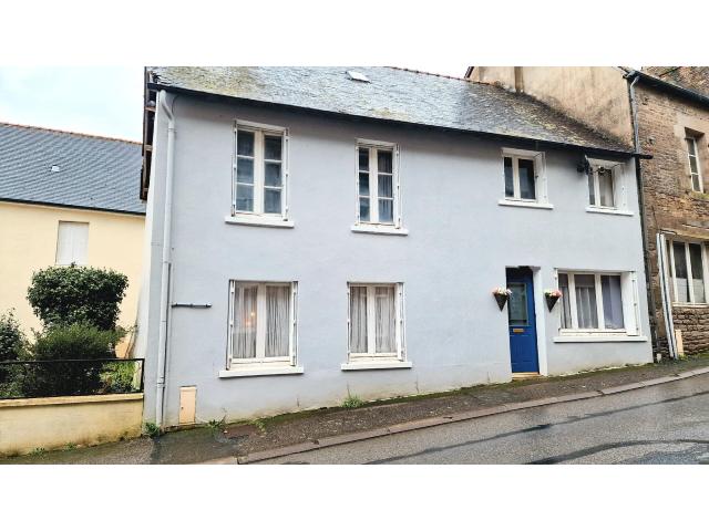 Huis te koop in&nbsp;LA TRINITE PORHOET 56490 Morbihan Bretagne Frankrijk: Perfect gelegen herenhuis met 3 slaapkamers en buitenruimte, op loopafstand van uw bar en bakker! Zou dit uw ideale woning kunnen zijn, een huis waar u zo kunt vertrekken? 3 slaapkamers, een uitnodige...