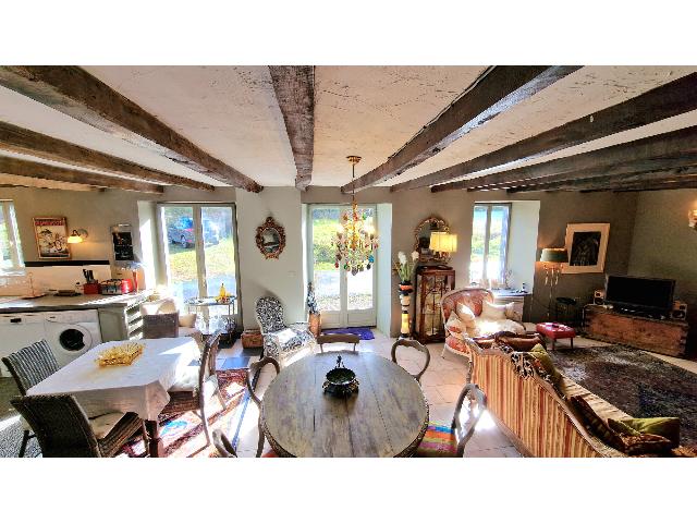 Huis te koop in&nbsp;MERILLAC 22230 Côtes-d'Armor Bretagne Frankrijk: Prachtige stenen cottage met 3 slaapkamers, ideaal vakantiehuis, goed onderhouden met parkeergelegenheid en terras vlakbij Merdrignac.<br />
<br />
Deze fraai ingerichte woning is stijlvol en smaakvol ingericht...