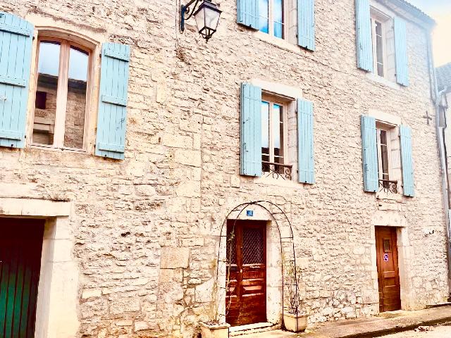 Huis te koop in&nbsp;CASTELFRANC 46140 Lot Midi-Pyrénées France: Dorpshuis, 3 slaapkamers, tuin en garage. Verscholen in een rustige omgeving in het dorp Castelfranc, combineert dit prachtig gepresenteerde stenen huis met drie slaapkamers karakter met modern comfor...