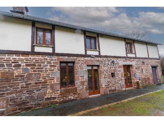 Huis te koop in&nbsp;SOURDEVAL 50150 Manche Basse-Normandie France: Landhuis met 4 slaapkamers, garage, bijgebouwen en tuin. Prachtig landhuis met 4 slaapkamers in een rustig landelijk gebied in een klein gehucht, vlakbij Sourdeval met alle dagelijkse voorzieningen. D...