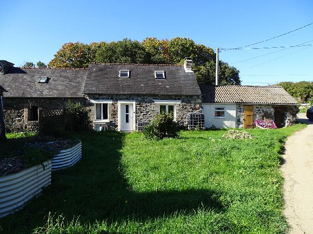 Huis te koop in&nbsp;PLOUGONVER 22810 Côtes-d'Armor Bretagne France: Vrijstaande stenen cottage met 1 slaapkamer en open woonruimte. Nabij Plougonver. Deze vrijstaande stenen cottage ligt op korte rijafstand van het dorp Plougonver. Deze charmante woning is ideaal als ...