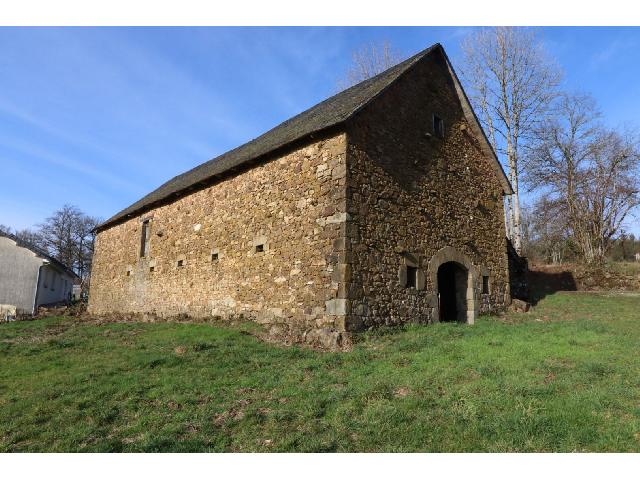 Huis te koop in&nbsp;PALISSE 19160 Corrèze Limousin Frankrijk: Prachtige stenen schuur met een perceel van 2194 m². Deze mooie stenen schuur met een prachtig leien dak is gelegen in een landelijk gehucht in de gemeente Palisse.<br />
<br />
De schuur heeft een oppervlakte...