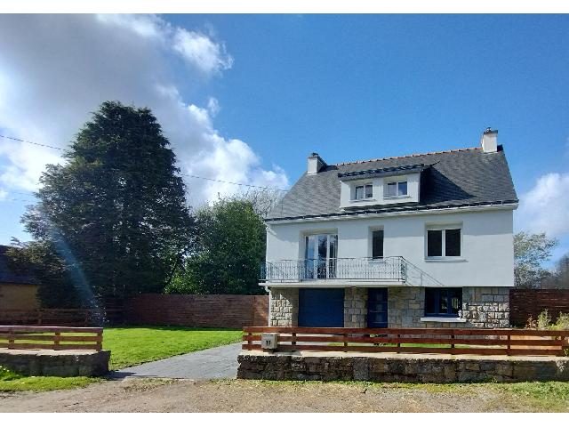 Huis te koop in&nbsp;LANGONNET 56630 Morbihan Bretagne France: Een schitterende woning met 4 slaapkamers, stallen en een perceel van 5213 m² in Langonnet. Deze woning is werkelijk prachtig! Het is volledig gerenoveerd en omgetoverd tot een schitterend huis. Kara...