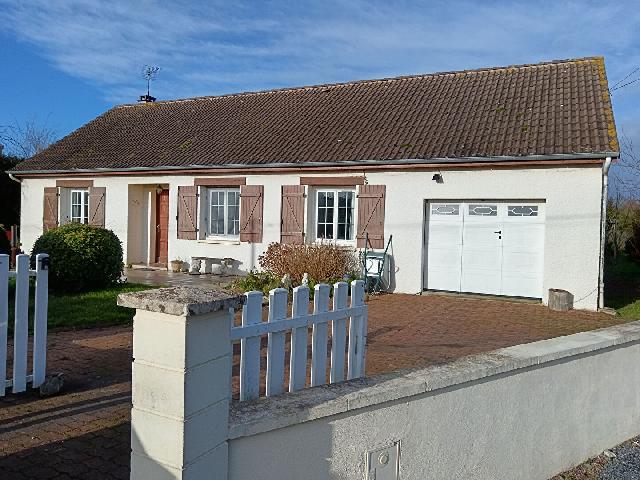 Huis te koop in&nbsp;MOON-SUR-ELLE 50680 Manche Basse-Normandie France: Gelegen aan de rand van het dorp, biedt deze gelijkvloerse woning een rustige woonomgeving met een adembenemend uitzicht op het Normandische landschap. Ideaal voor wie het gemak van gelijkvloers wonen...
