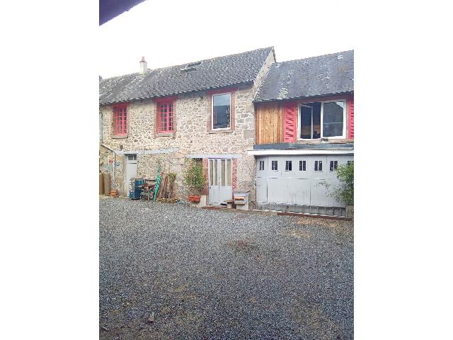 Huis te koop in&nbsp;LA SOUTERRAINE 23300 Creuse Limousin France: Nabij La Souterraine - Ruim huis met apart appartement. Gelegen in het belangrijkste winkelgebied van Fursac, maar iets verder van de hoofdweg af, met voldoende parkeergelegenheid, vindt u dit ruime h...