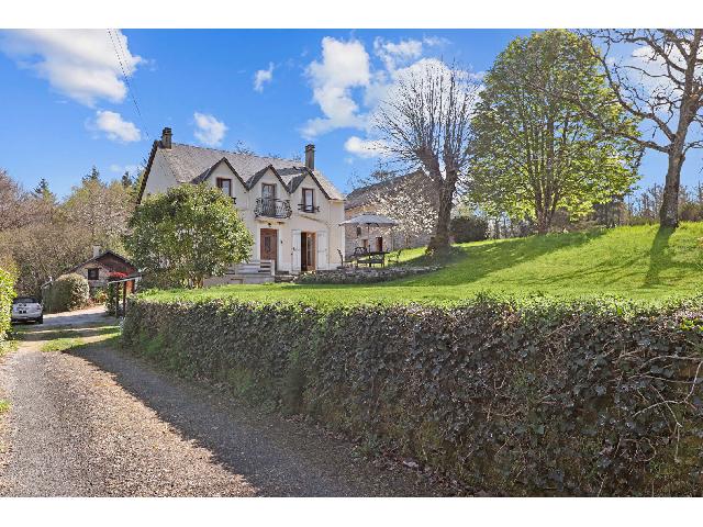 Huis te koop in&nbsp;MADRANGES 19470 Corrèze Limousin France: Prachtige woning met 4 slaapkamers, een schitterend gastenverblijf met 2 slaapkamers, een schuur, 2 garages en een perceel van 11.051 m². Deze stenen woning met 4 slaapkamers en 2 garages is prachtig...
