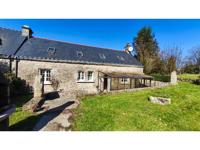 Huis te koop in&nbsp;SEGLIEN 56160 Morbihan Bretagne France: Stenen hoekhuis met 3 slaapkamers, tuin en oude boerderij. Charmant stenen huis met tuin, boerderij en uitzicht op het platteland. Rustige ligging aan het einde van een doodlopende weg aan de rand van...