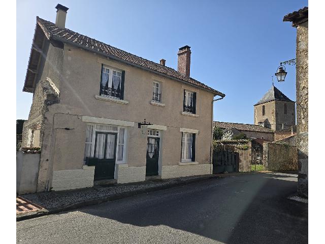Gites-Chambres-d-hotes te koop in&nbsp;ABZAC 16500 Charente Poitou-Charentes Frankrijk: Sfeervolle woning met 3 slaapkamers en uitstekende zakelijke mogelijkheden nabij het historische stadje Confolens. Deze charmante woning met drie slaapkamers, voorheen een succesvolle chambre d'hôte,...