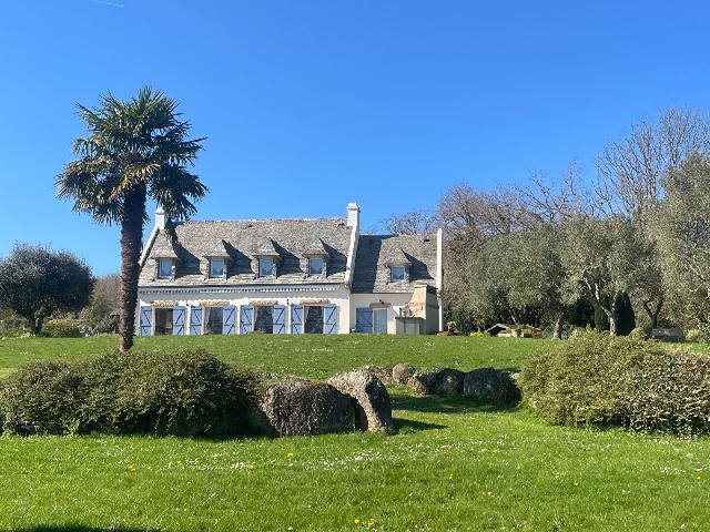 Huis te koop in&nbsp;PLOUGASTEL DAOULAS 29470 Finistère Bretagne France: Uitzonderlijke kustwoning met 6 slaapkamers en directe toegang tot het water. Deze uitzonderlijke woning aan de kust, gelegen op een bevoorrechte locatie nabij Port Tinduff, is een fantastische gezins...