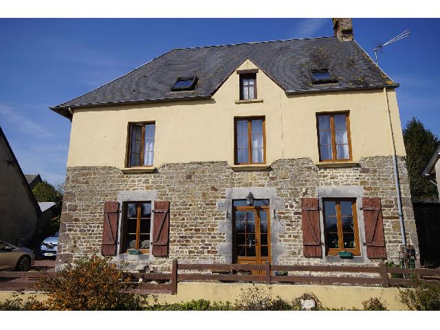 Huis te koop in&nbsp;NOTRE DAME DE CENILLY 50210 Manche Basse-Normandie France: Dorpshuis met 5 slaapkamers nabij Hambye. Gelegen in een charmant dorp, biedt deze ruime, karaktervolle woning royale woonruimte op een perceel van iets meer dan een kwart hectare, perfect voor wie op...
