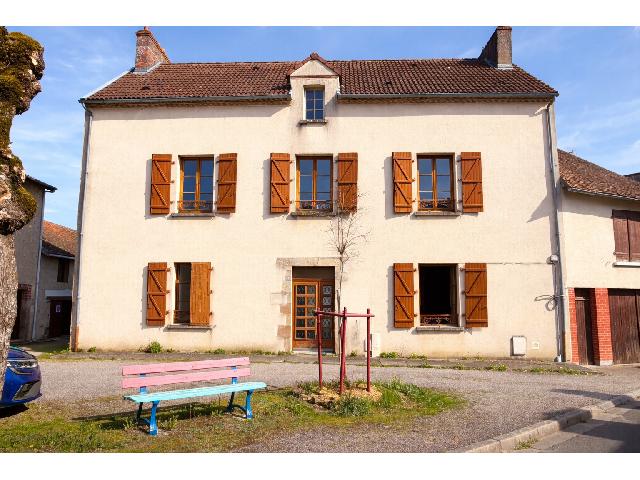 Huis te koop in&nbsp;MAGNAC LAVAL 87190 Haute-Vienne Limousin France: Schitterend, volledig gerenoveerd herenhuis in het hart van Magnac-Laval. Gelegen in het centrum van Magnac-Laval, is dit indrukwekkende herenhuis volledig gerenoveerd en direct klaar om te betrekken....
