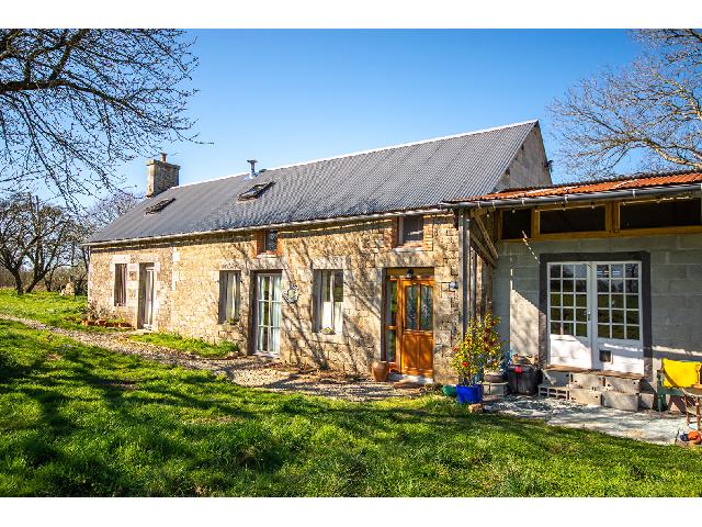 Huis te koop in&nbsp;LES LOGES MARCHIS 50600 Manche Basse-Normandie France: Landhuis met bijna 2,4 hectare grond, 3 slaapkamers. Deze charmante, lichte woning is bereikbaar via een eigen, onverharde oprit met parkeergelegenheid voor 4 auto's.<br />
<br />
In een mooie omgeving en gunst...